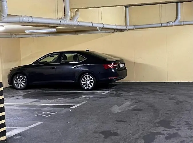 Veluni - - Free Parking Σπλιτ