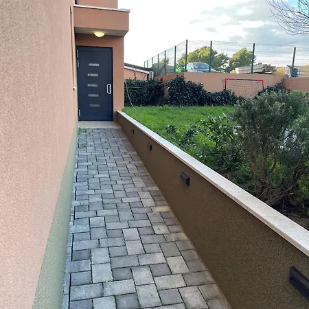 Veluni - - Free Parking Appartement