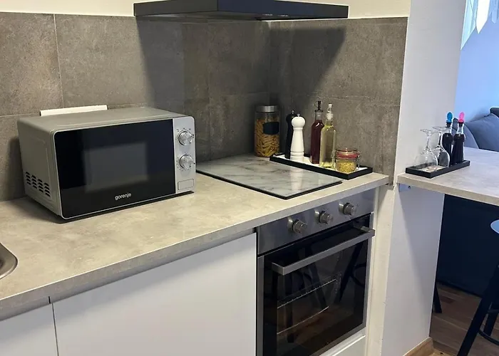 Veluni - - Free Parking