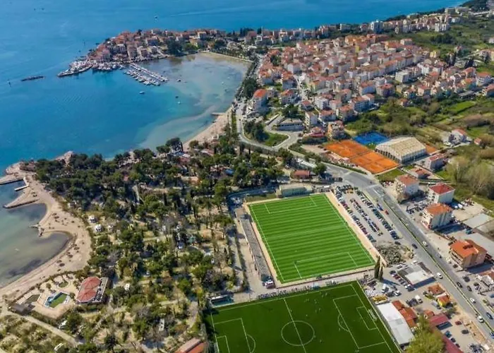 Veluni - - Free Parking *